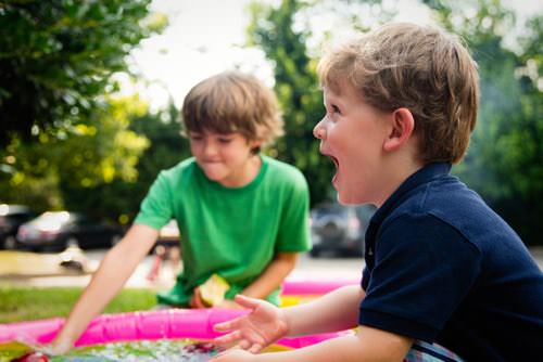 Zwei Kinder spielen